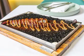 Arroz Negro Con Pulpo A La Brasa (2 Pzs.)