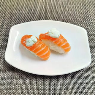 Nigiri de salmón y queso (2 pzas.)