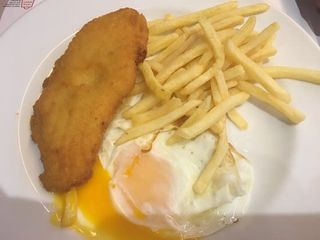 13A. Huevo Frito Con Pechuga De Pollo Y Patatas