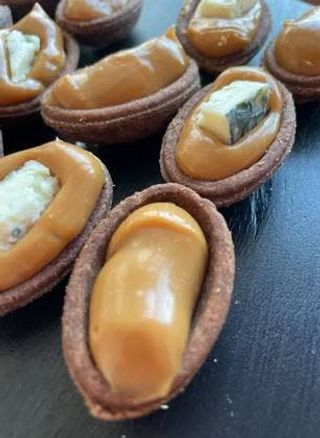 1 шоколадний горішок зі згущеним молоком і сиром дор блю