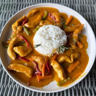 Пилешко филе със сос от къри и манго