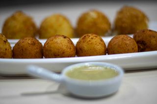 ყველის ბურთულები(ნუშის სოუსით)