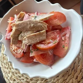 Tomate Aliñado con cebolla roja y ventresca
