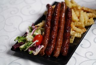 Prodimljena roštiljska kobasica 200g + 150g pomfrit