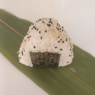 01. Onigiri con salmone
