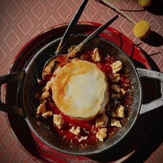 Queijo Chèvre Gratinado em Doce de Tomate e Nozes