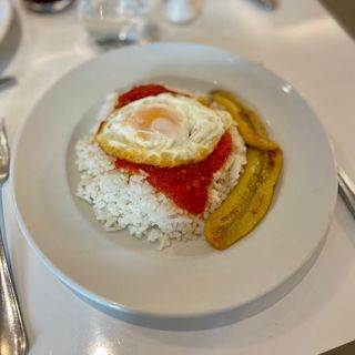 Arroz a la cubana (huevo frito, salsa de tomate y plátano frito)