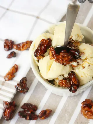 Bolas de helado con nueces