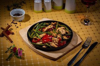 Tigaie incinsa de pui cu legume