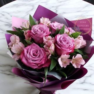 Buchet trandafiri mov si astromelia 