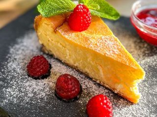 Cheesecake z musem malinowym (170/30g)