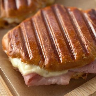 Croissant jamón york y queso gouda