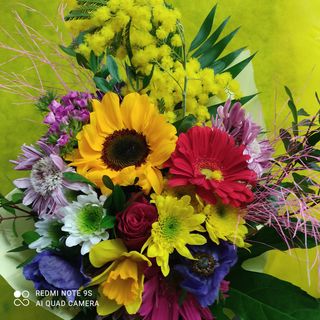 Bouquet di fiori misti con mimosa 
