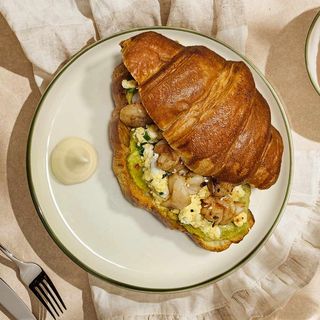 Croissant cu ouă jumări, guacamole și creveți