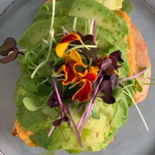 Tostada de hummus y aguacate + café + zumo naranja (200 ml.)