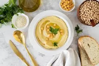 Humus clasic servit cu mirodenii orientale și lipie prajita hey