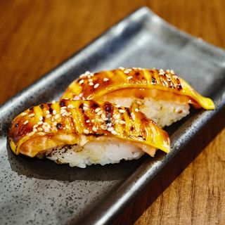 Nigiri de salmón con queso cheddar flameado (2uds.)