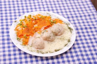 Pileće ćufte u belom sosu sa mirođijom i prilogom