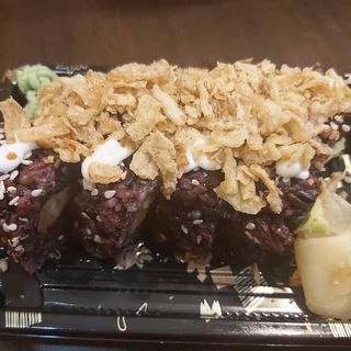 Black crunch salmon roll
