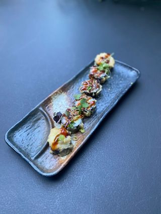 103) Futomaki salmón no tempura (6 uds.)