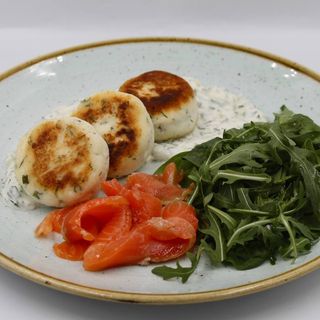 Сирники з лососем та огірковим соусом 