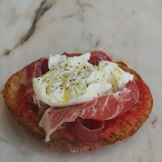 Tostada con Mozzarella De Búfala Y Jamón De Cebo