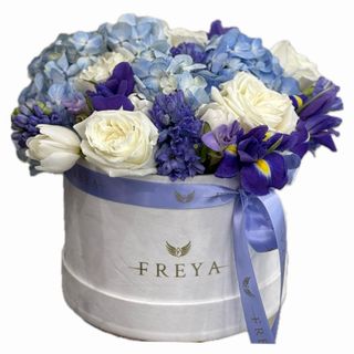 Cutie mica cu flori albe si albastre