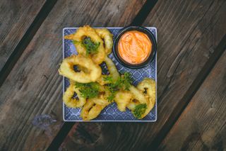 Kalmary w tempurze z aioli 