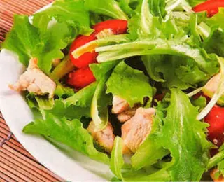 Insalata con pollo, lattuga, pomodorini e maionese