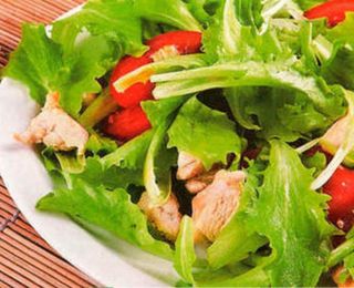 Insalata con pollo, lattuga, pomodorini e maionese