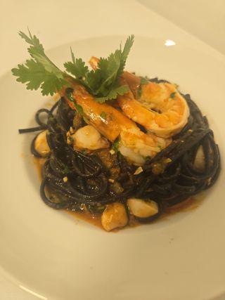 Linguini Nero com Polvo e Camarão