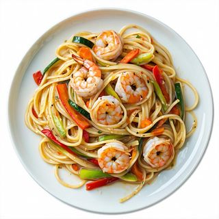 Spaghetti di soia saltato con gamberetti e verdure
