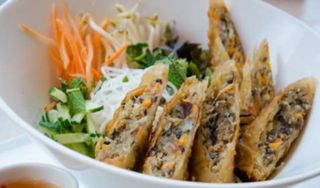 Sałaty i buliony sajgonki ( bun nem )