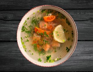 Рибна юшка з лососем і креветкою