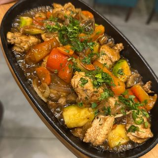 Смажене куряче філе з овочами 