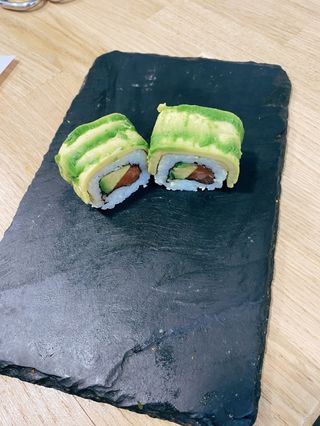 Roll De Aguacate Y Salmón (8 Uds.)