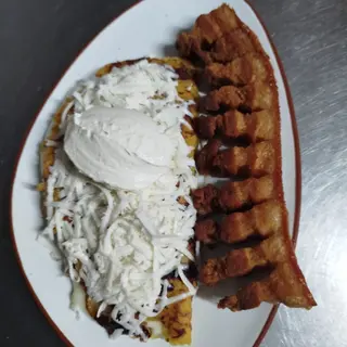 Cachapa con chicharrón