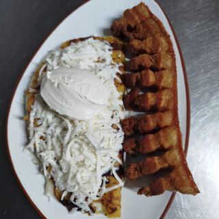 Cachapa con chicharrón