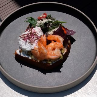 Briosa cu creveti si ou posat