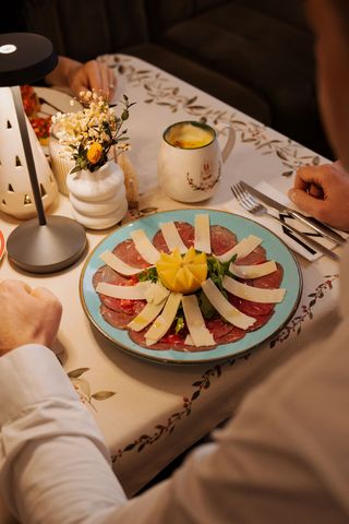 Carpacio de vita cu rucola, parmesan si ulei de masline
