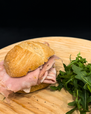 Bocadillo Pequeño Con Salumería Italiana