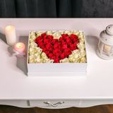 Cutie cu inimă din trandafiri