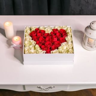 Cutie cu inimă din trandafiri