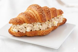 Brioche salata tonno e uovo