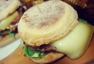 Prego no Bolo do Caco com Queijo da Serra
