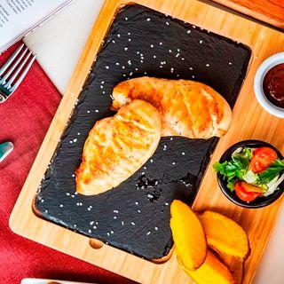 Piept de pui la grătar cu cartofi aurii