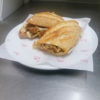 Bocadillo Mechada y Queso