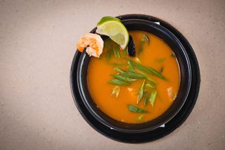 Тайландска супа Том Юм с морски дарове, гъби и пресен лук  (400мл)