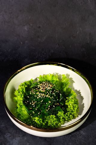 Goma wakame z sosem orzechowym (150g)