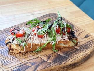 Брускетта з пате тунця